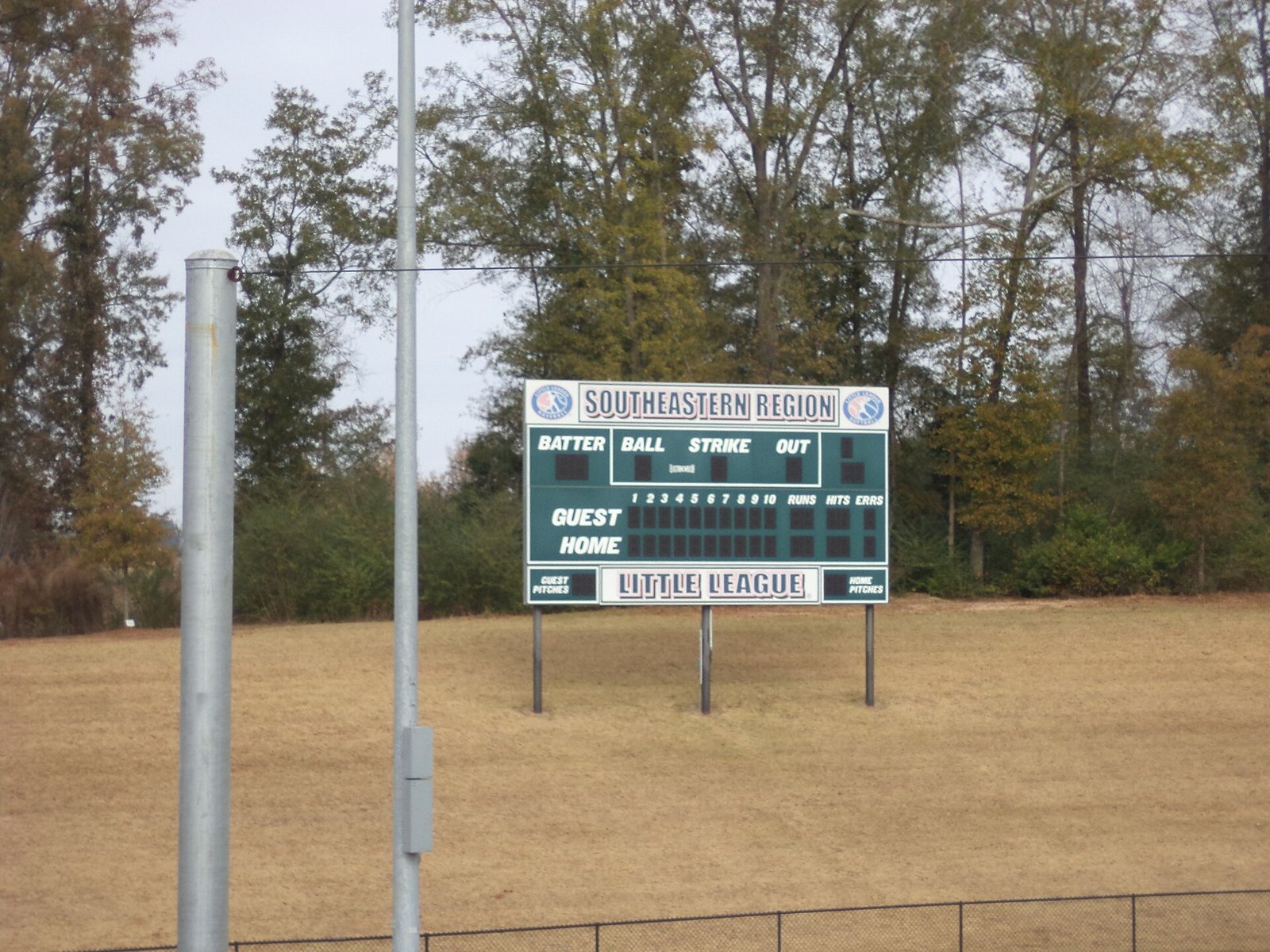 Youth baseball park scoreboard — a decision framework helps parents evaluate a select baseball team before committing